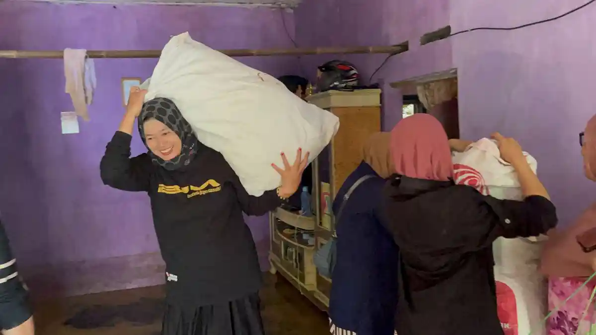 Detik-detik Dede Kartini Selamatkan Anak Saat Longsor Terjang Rumah di Cihaurbeuti Ciamis