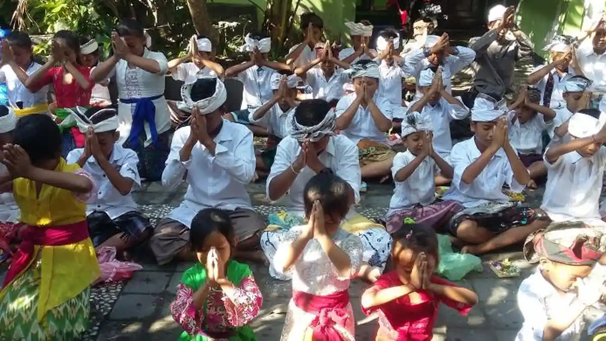 Upaya Temukan Angeline, SD 12 Sanur Gelar Ritual Persembahyangan