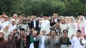 Wamendagri-Bima-Arya-Sugiarto-foto-bersama-usai-menunaikan-salat-Idul-Fitri.jpg