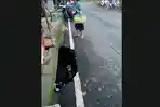 Pejalan Kaki Terperosok Ke Dalam Lubang Di Pasar Desa Tegak Bali, Warga Harap Segera Diperbaiki