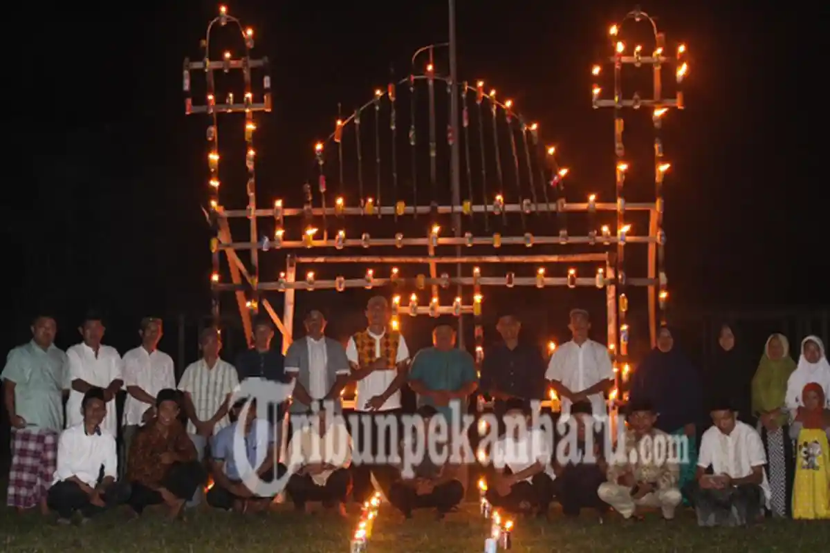 Gelar Berbagai Lomba Hingga Nyalakan Lampu Colok
