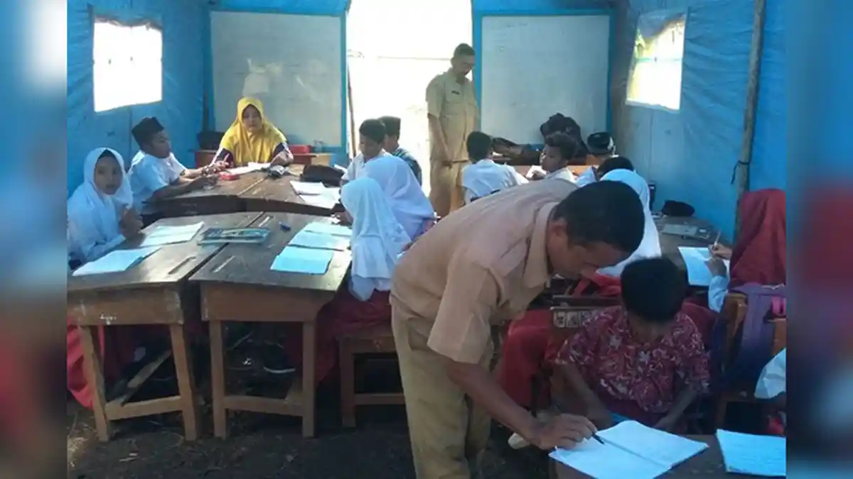 Murid-murid SD Kadupandak 2 Ciamis Belajar di Tenda Menyusul Pergerakan Tanah di Dusun Sukamandi