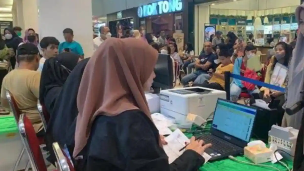 Warga Medan Ngeluh Sulit Urus KTP, Disdukcapil: Pembuatan Dilakukan Terbatas