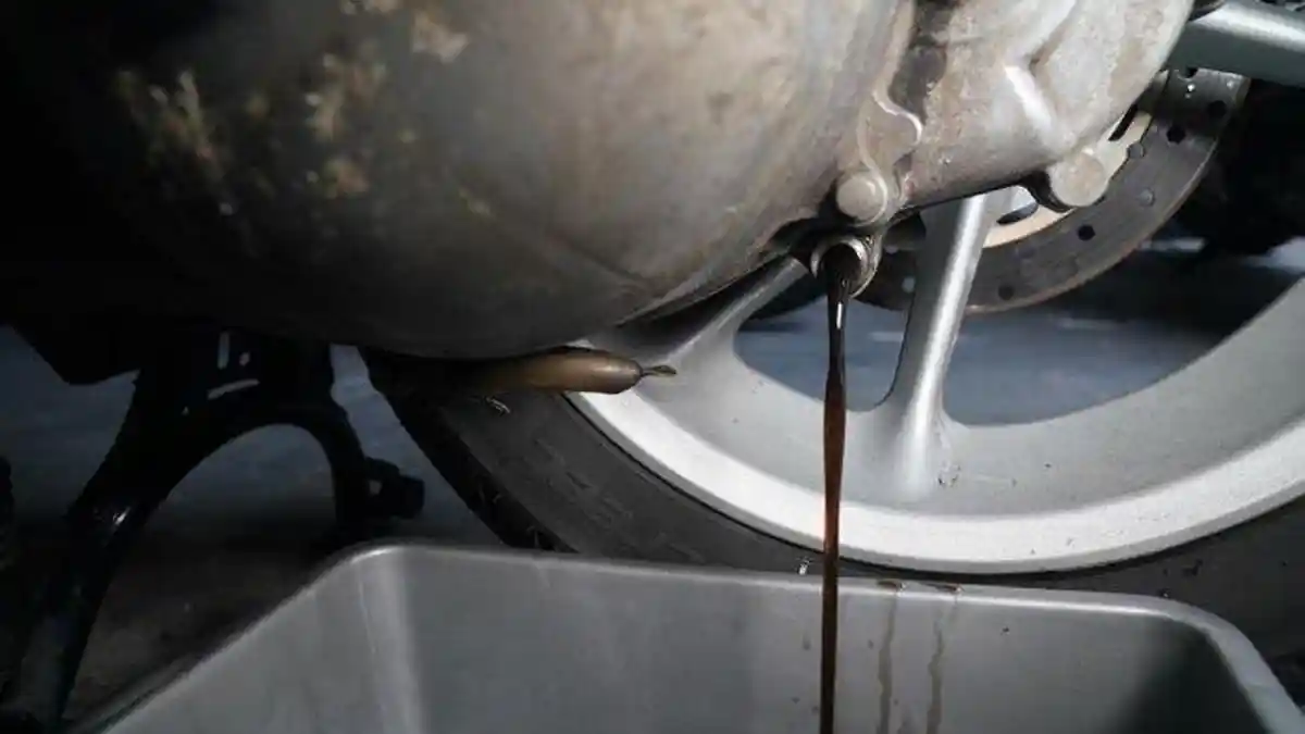 Tips Merawat Motor Matik Agar Tetap Lincah dan Awet, Oli Transmisi Wajib Diganti