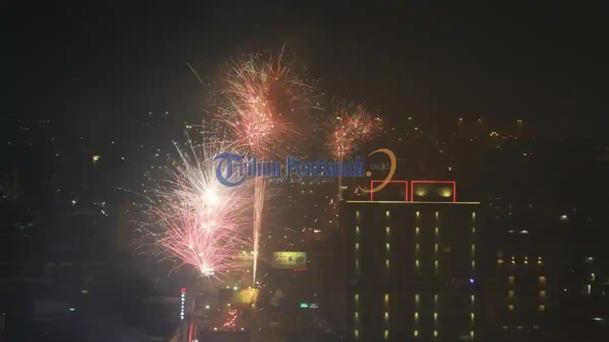 Pesta Kembang Api Sambut Imlek 2569 di Jalan Gajah Mada Pontianak - pesta-kembang-api_20180215_234738.jpg