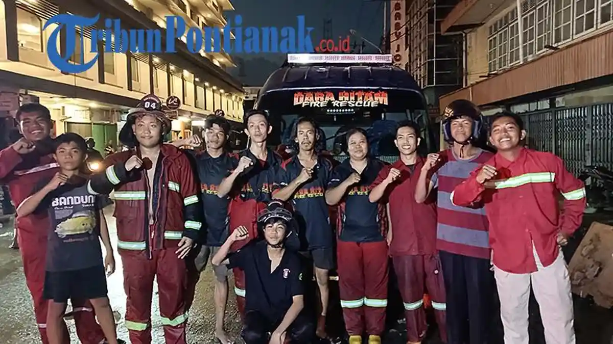 Ruko Elektronik di Pontianak Terbakar, Empat Petugas Damkar Alami Luka