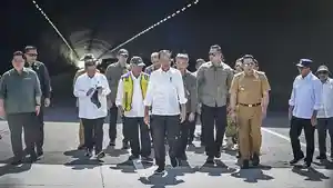 Gubernur-Jawa-Barat-Ridwan-Kamil-tampak-mendampingi-Presiden-Republik-Indonesia-Joko-Widodoo.jpg