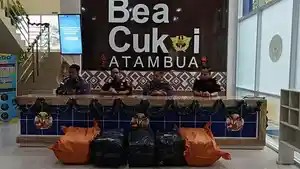 Bea-Cukai-Atambua-menerima-34-Koli-Pakaian-Bekas-dari-Timor-Leste-yang-digagalkan-Pospal-Atapupu.jpg