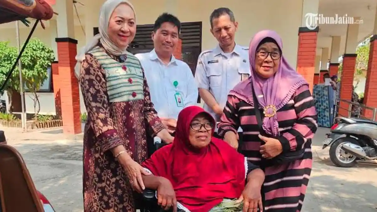 Puluhan Tahun Beraktivitas dengan Mengesot, Solatin Warga Kota Madiun Terharu Dapat Kursi Roda