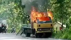 truk-di-lamongan-jatim-terbakar.jpg
