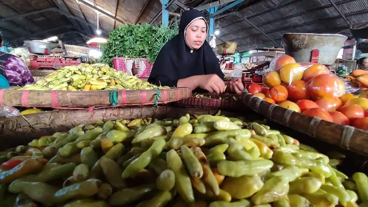 Pedagang di Pasar Blauran Salatiga Terpaksa Jual Cabai Busuk