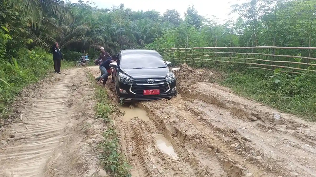 Nyetir Sendiri Saat Susuri Jalan Rusak, Mobil Bupati Dua Kali Terbenam Lumpur, Begini Respon Mursil