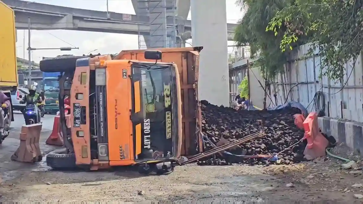 Truk Pengangkut Batubara Terguling di Pademangan Jakut, Banting Setir Supaya Tak Lindas Pemotor
