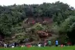 Evakuasi Korban Longsor di Jombang