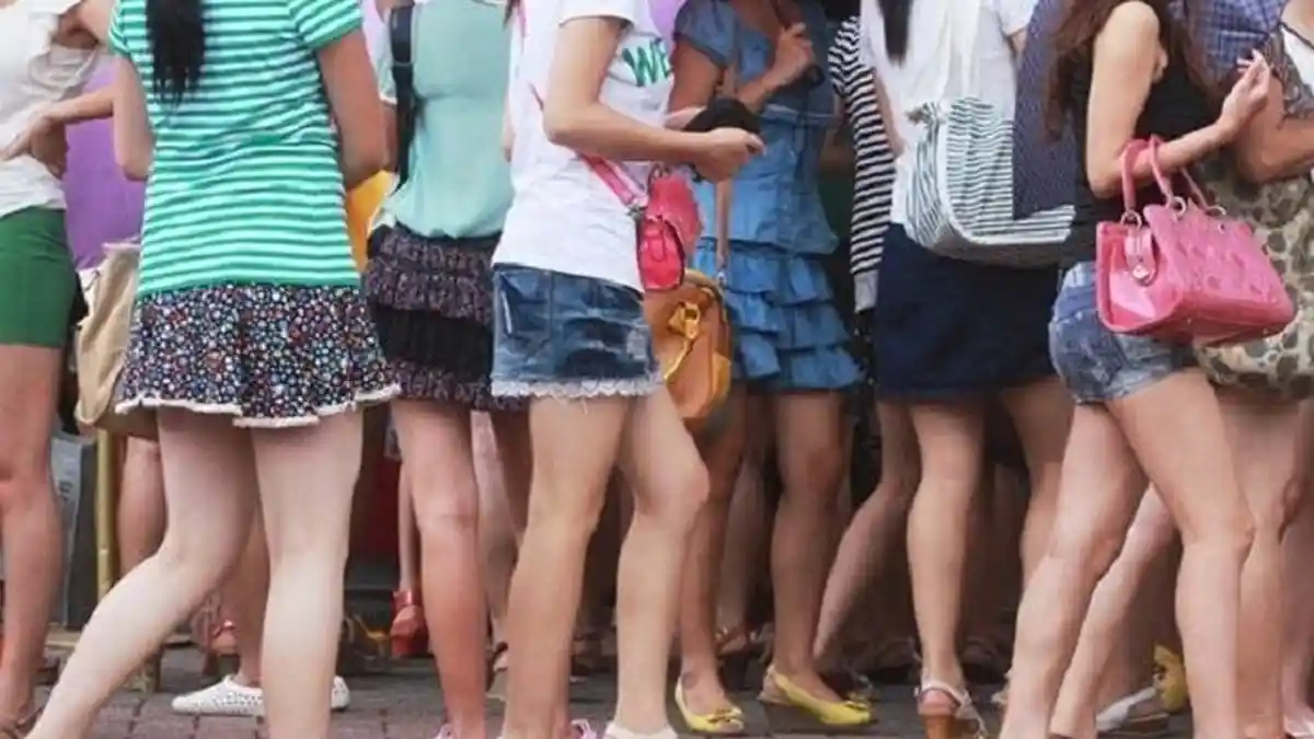 Wanita di China Ramai-ramai Pakai Rok Mini Demi Dapat Diskon Masuk ke ...