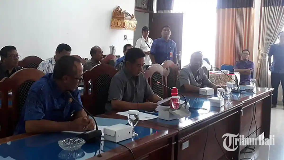 Sempat Ditegur Gubernur, DPRD Buleleng Mulai Gunakan Gelas Kaca Untuk Wadah Air