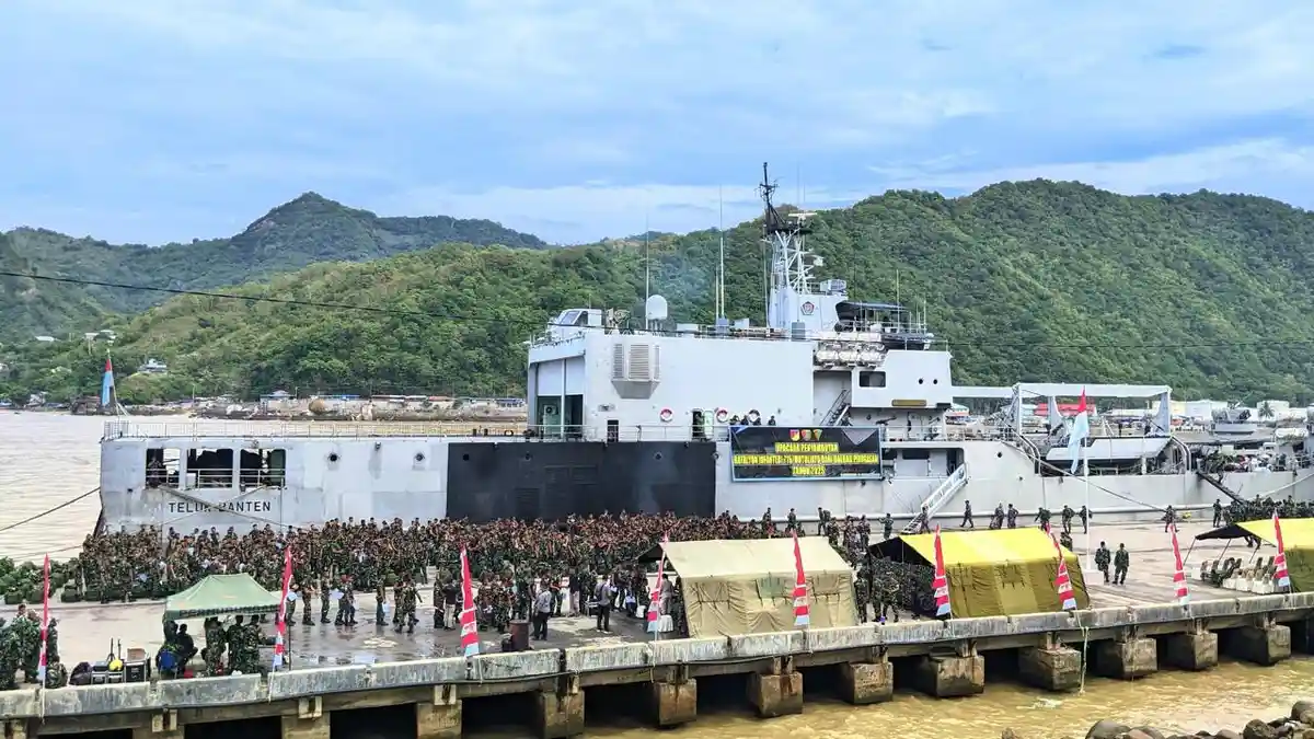FOTO Suasana Warga Gorontalo Antusias Kunjungi Kapal Perang KRI Teluk Banten-516