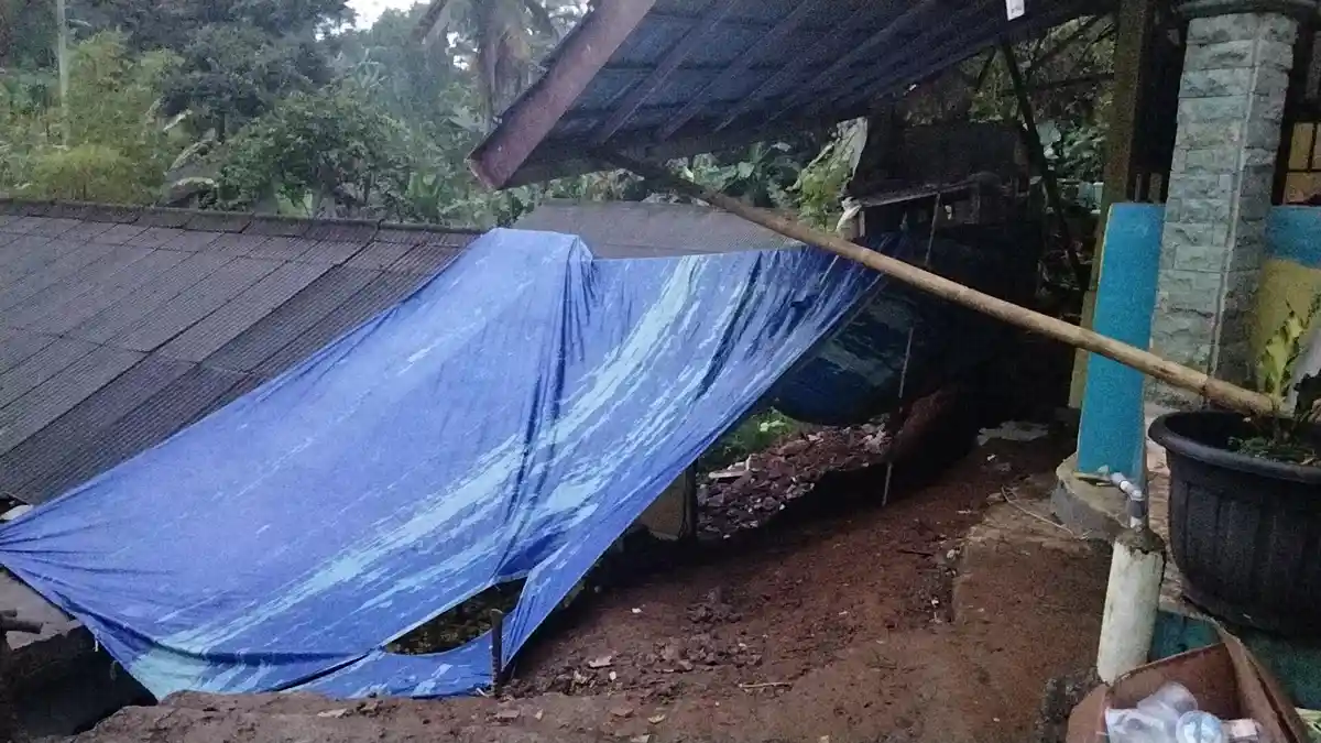 Akibat Intensitas Hujan yang Tinggi, Garasi Rumah Warga di Puncak Bogor Ambruk