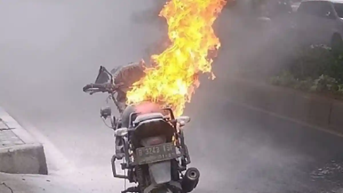 Pria Ini Nekat Bakar Sepeda Motor Imbas Tak Terima Ditilang: Saya Berfikir Ini Begal