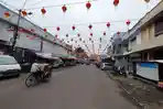 Sejumlah-lampion-terpasang-tepat-di-depan-Wihara-Pemancar-Keselamatan-Jalan-Winaon.jpg