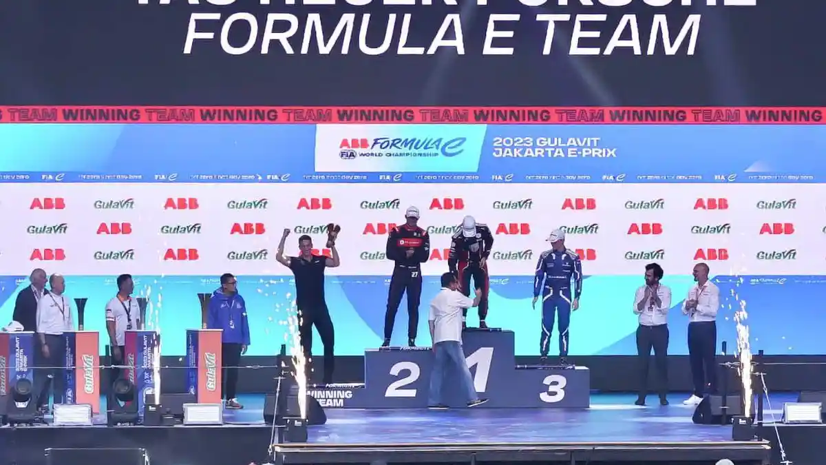 Bamsoet Serahkan Trophy Juara Formula E 2023 di Hari Pertama Putaran 10