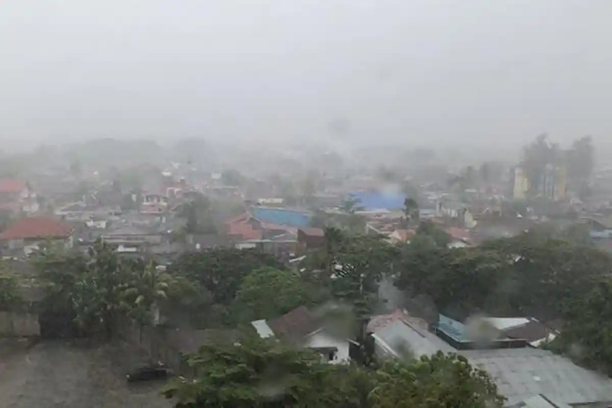 Prakiraan Cuaca 7 Kota di Sumbar Rabu 12 November 2025, Waspadai Hujan Ringan di Padang dan Pariaman