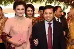 setya-novanto-bersama-istrinya-deisti-astriani-tagor_20171121_085458.jpg