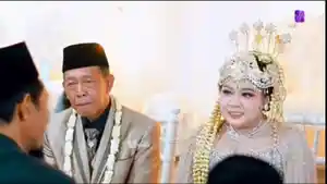 KAKEK-NIKAHI-GADIS-Tangkapan-layar-momen-pernikahan-kakek-Tarman-dan-Sheila-Arika.jpg
