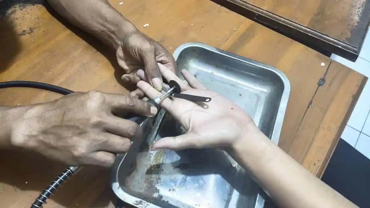 Jari Membengkak, Warga Gurah Kediri Datangi Pos Damkar Pare Sabtu Dini Hari untuk Lepas Cincin