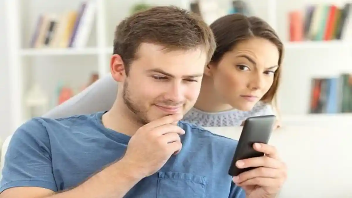 Curiga Pasanganmu Selingkuh? Begini Tips Mudah Sadap Telepon Pacar Tanpa Ketahuan