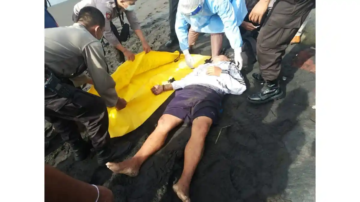 BREAKING NEWS - Jenazah Pria Ditemukan di Pesisir Pantai Lepang Klungkung
