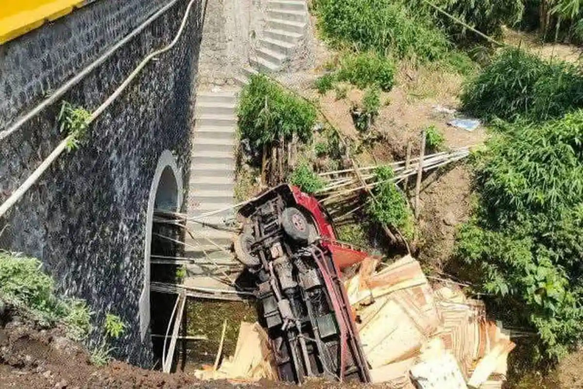 Truk Pengangkut Kayu Terperosok ke Sungai Kertek Wonosobo, Diduga Tak Kuat Menanjak