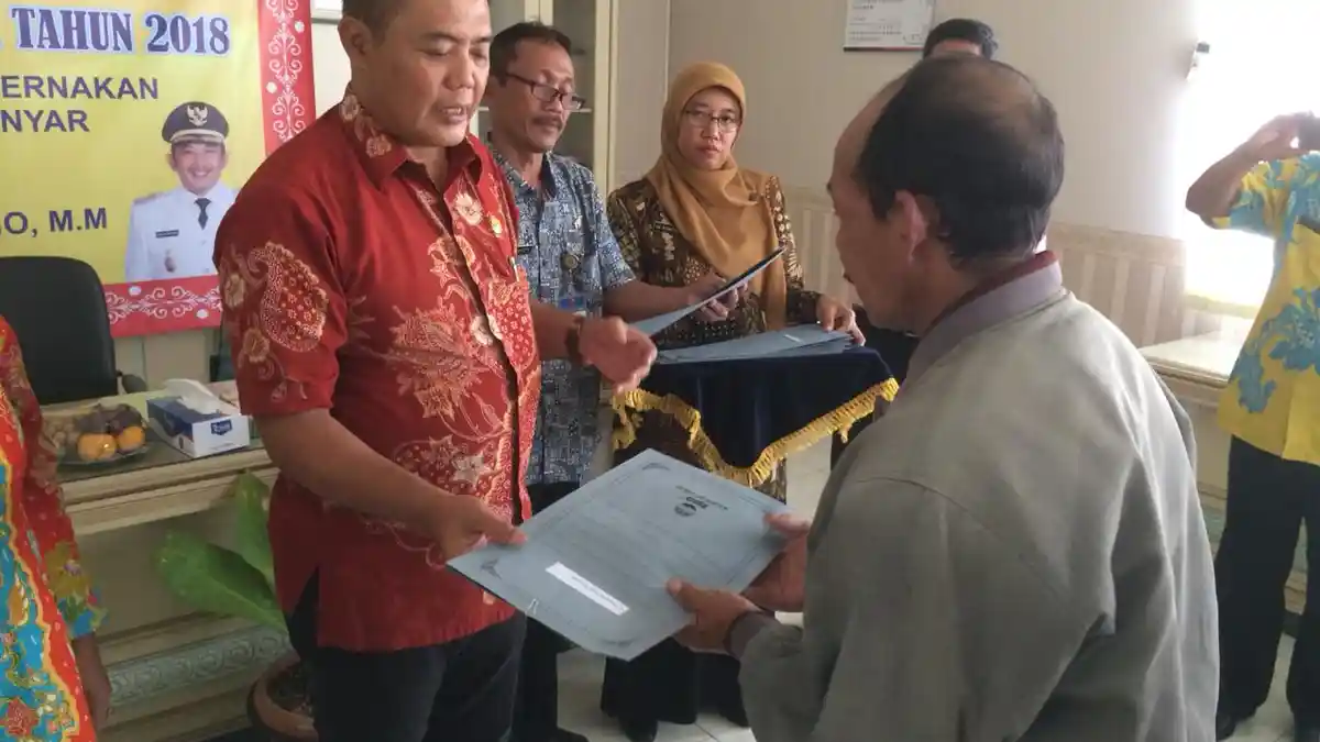 Bupati Karanganyar Serahkan Dana Hibah Ternak Senilai Rp 2,376 Miliar ke 51 Kelompok Ternak