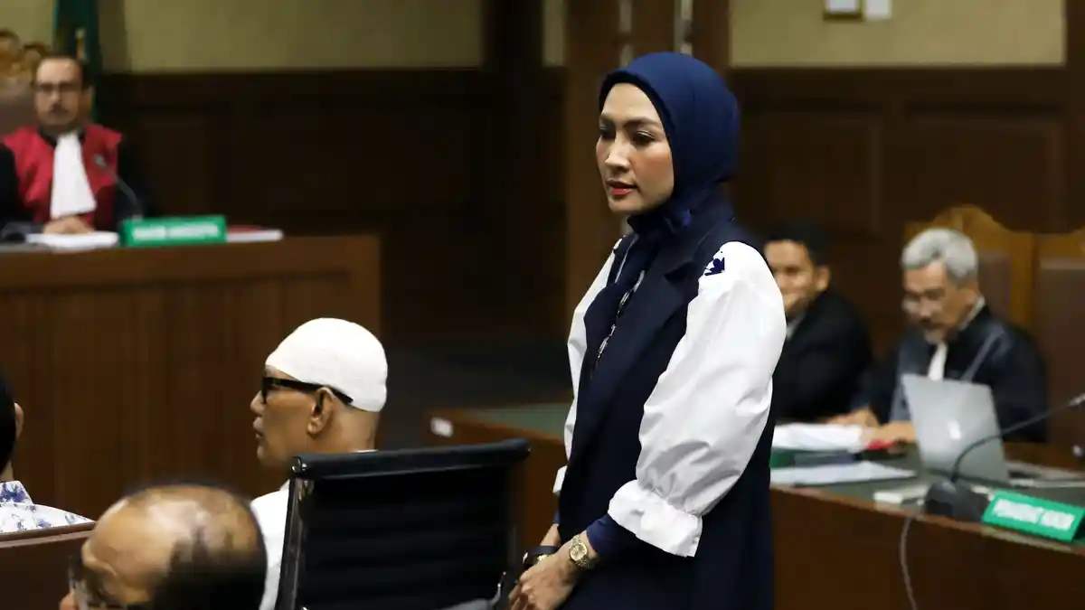 Steffy Burase dan Irwandi Yusuf Pergi Umrah Pakai Uang Dugaan Suap