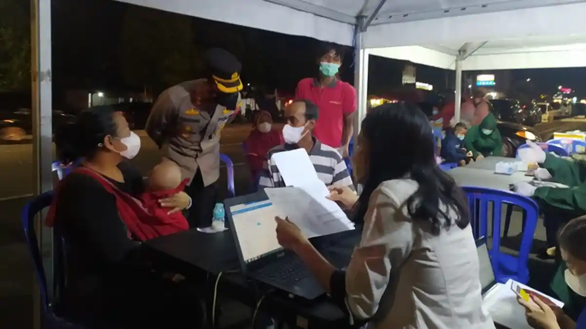 Polres Karanganyar Hadirkan Gerai Vaksin di Alun-alun Karanganyar