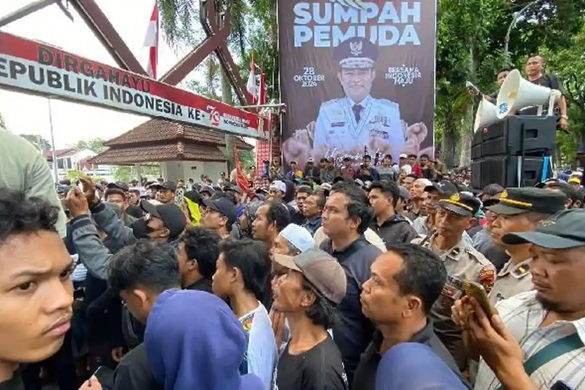 Ribuan Warga Lombok Timur Geruduk Kantor Gubernur NTB Tuntut Pemerintah Tutup Tambang Galian C