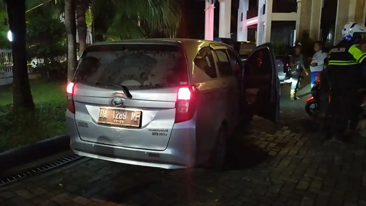 Melaju Kencang, Mobil Sigra Silver di Banjarmasin Tabraki Pengendara Motor