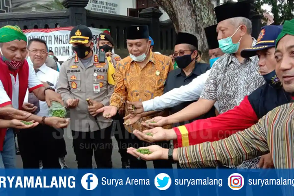 Kecam Tindakan Presiden Prancis, Massa Aliansi Malang Kondusif Gelar Aksi Sambil Bagi-Bagi Makaroni