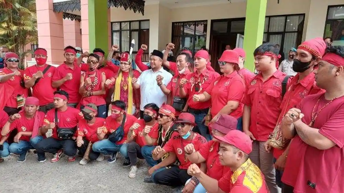 Puluhan Masyarakat Adat Dayak Geruduk DPRD Kukar, Minta Edy Mulyadi Ditangkap