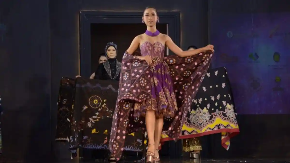 Lenggak-lenggok Model dengan Batik Khas di Cilacap In Fashion 2023