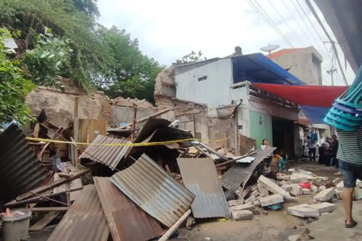 Tembok Bangunan Era Belanda Runtuh Timpa 4 Orang Sekeluarga, Ibu Dua Anak Tewas