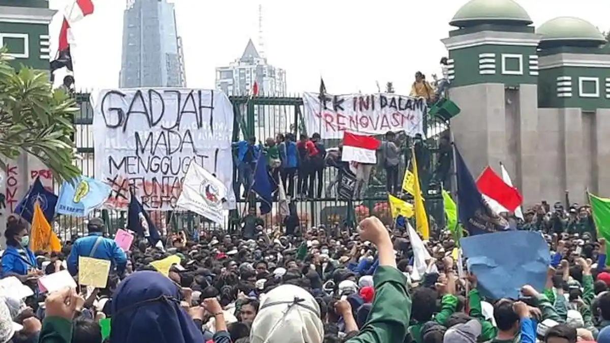 Sejumlah Mahasiswa Panjat Pagar Gedung DPR RI Sambil Suarakan Aspirasinya