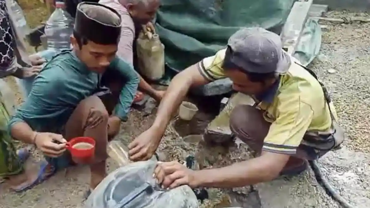 Minyak Mentah Meluber Dari Pengeboran Air 105 Meter di Bangkalan, Api Menyala Saat Disulut Korek