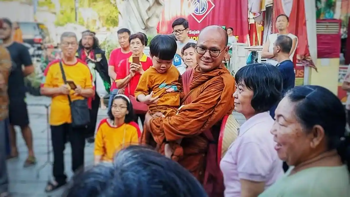 Ritual Puja & Sanghadana, Kesakralan Terasa dari Lantunan Doa Biksu Thudong di Kelenteng Tay Kak Sie
