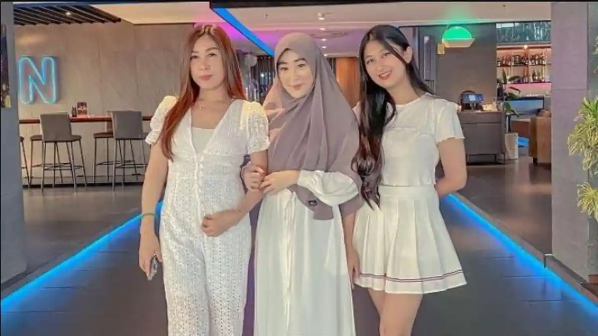 Momen Lucu Larissa Chou Digoda Adik Nyanyikan Lagu Natal