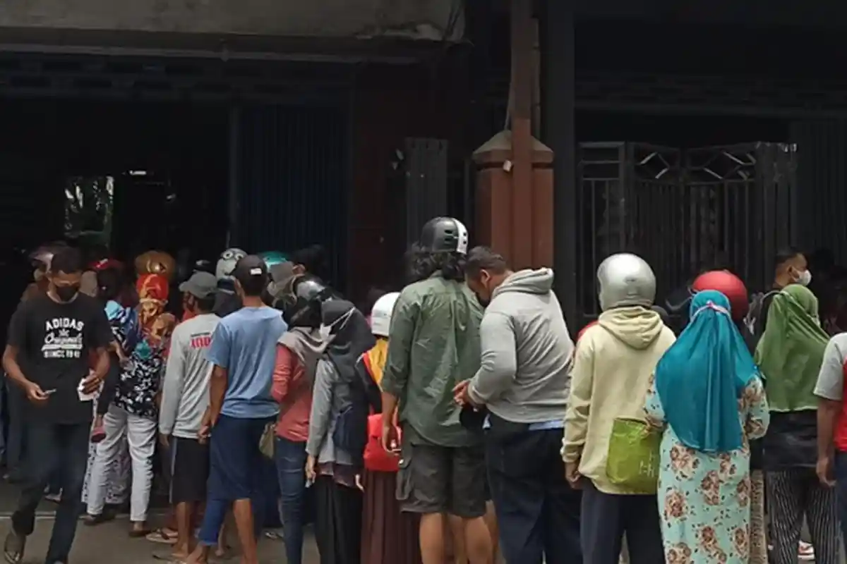 Toko di Trenggalek Jual Minyak Sepaket 5 Liter Harga Rp 70 Ribu, Antrean Warga Mengular