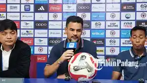 BRI-SUPER-LEAGUE-Pelatih-Persita-Tangerang-Carlos-Pend.jpg