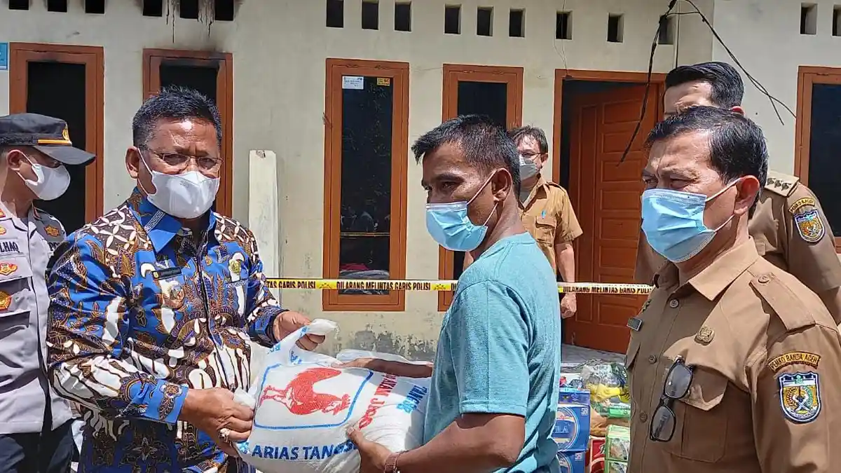 Pemko Banda Aceh Serahkan Bantuan Masa Panik pada Korban Kebakaran di Lampaseh Kota