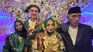 Pria-asal-Turki-bernama-Baitullah-31-dengan-istrinya-Salmiati-bersama-kedua-orang-tuanya.jpg