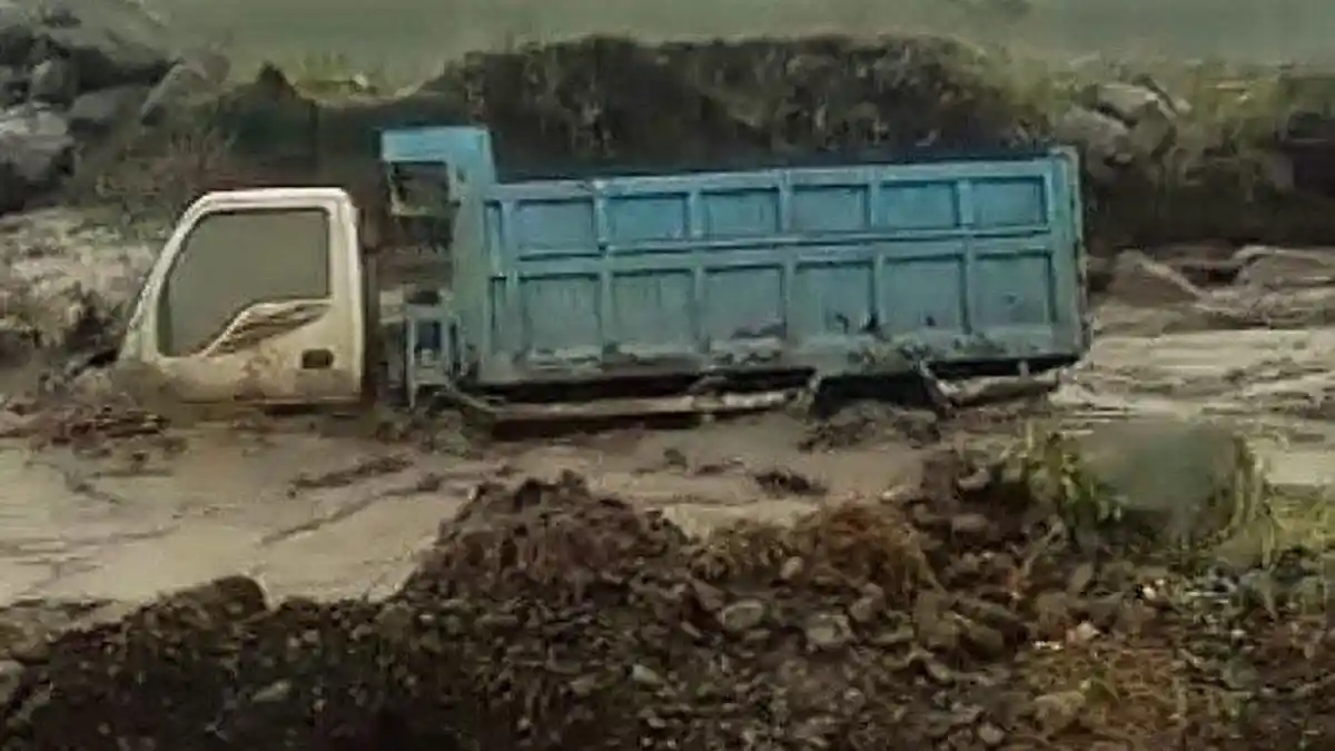 Nekat Menambang Meski Dilarang, Truk Penambang Pasir Terseret Arus Lahar Dingin Gunung Semeru